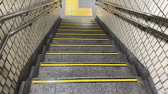 弘明寺駅階段段鼻識別改修工事